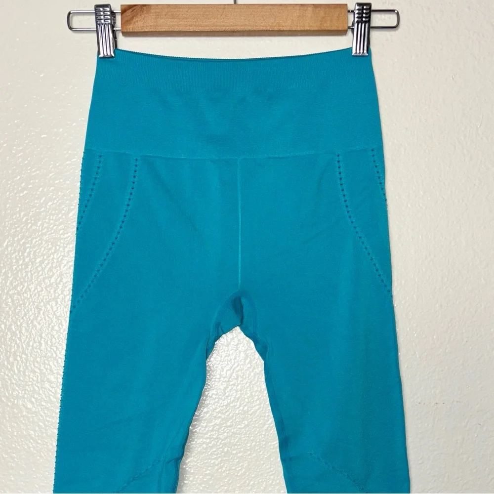 Fabletics High-Waisted Seamless Dot Capri Women's Size XS Geyser Blue